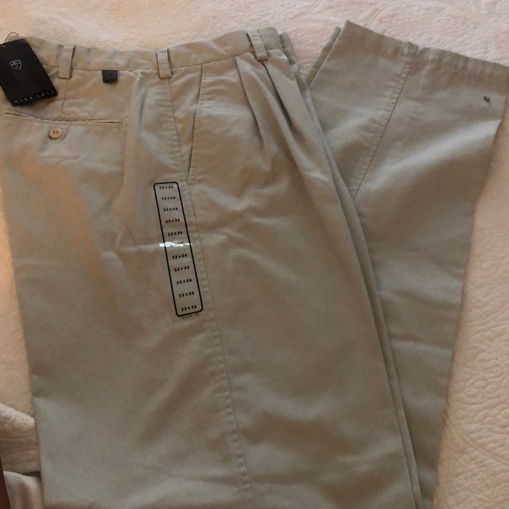 NIKE men’s pleated golf pants in khaki